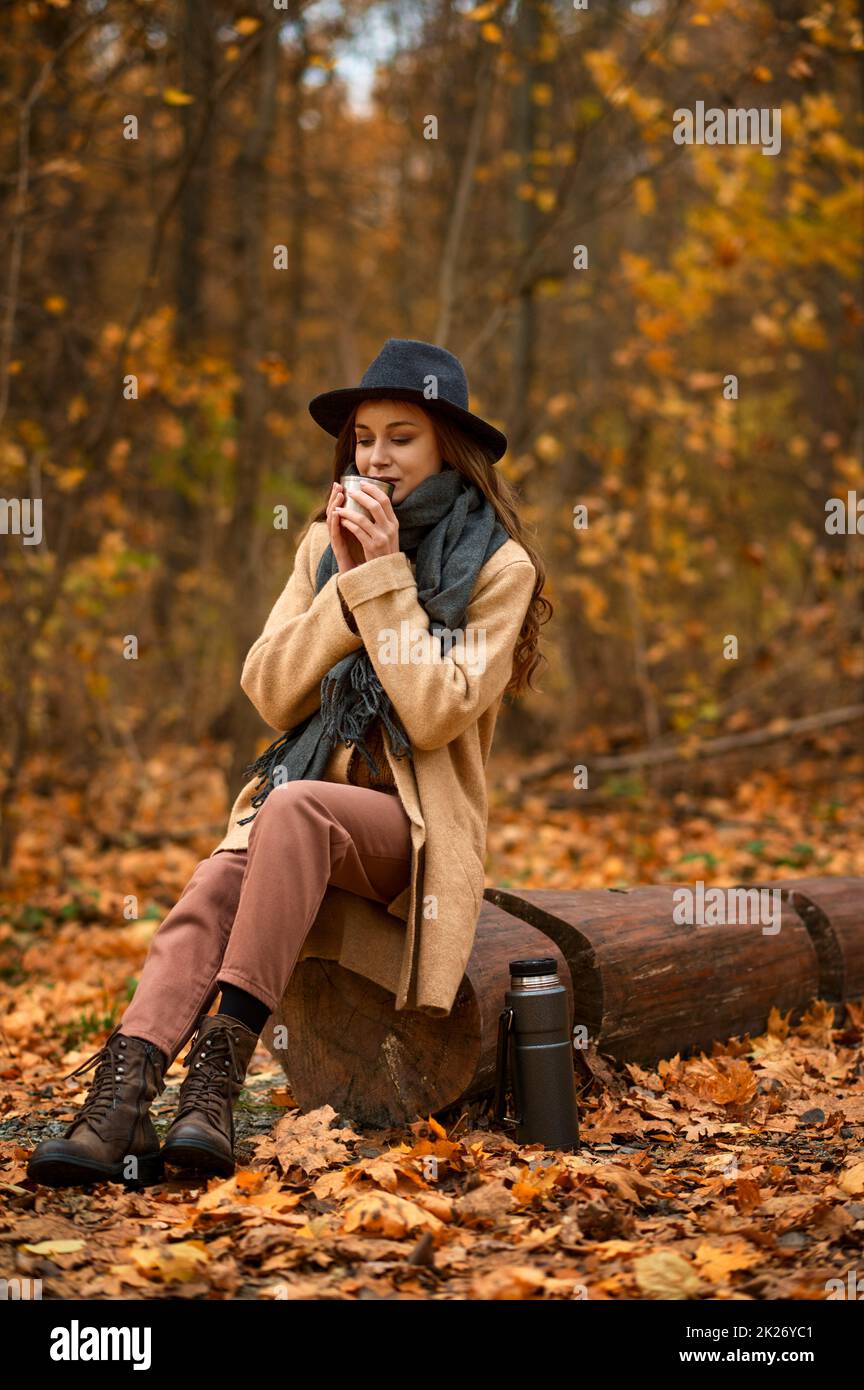 Donna elegante passare il tempo sulla natura autunno Foto Stock