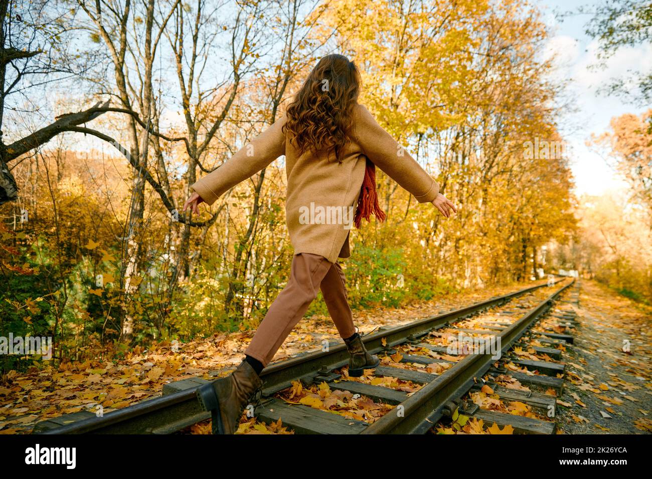 Felice giovane donna godere autunno foglie caduta Foto Stock