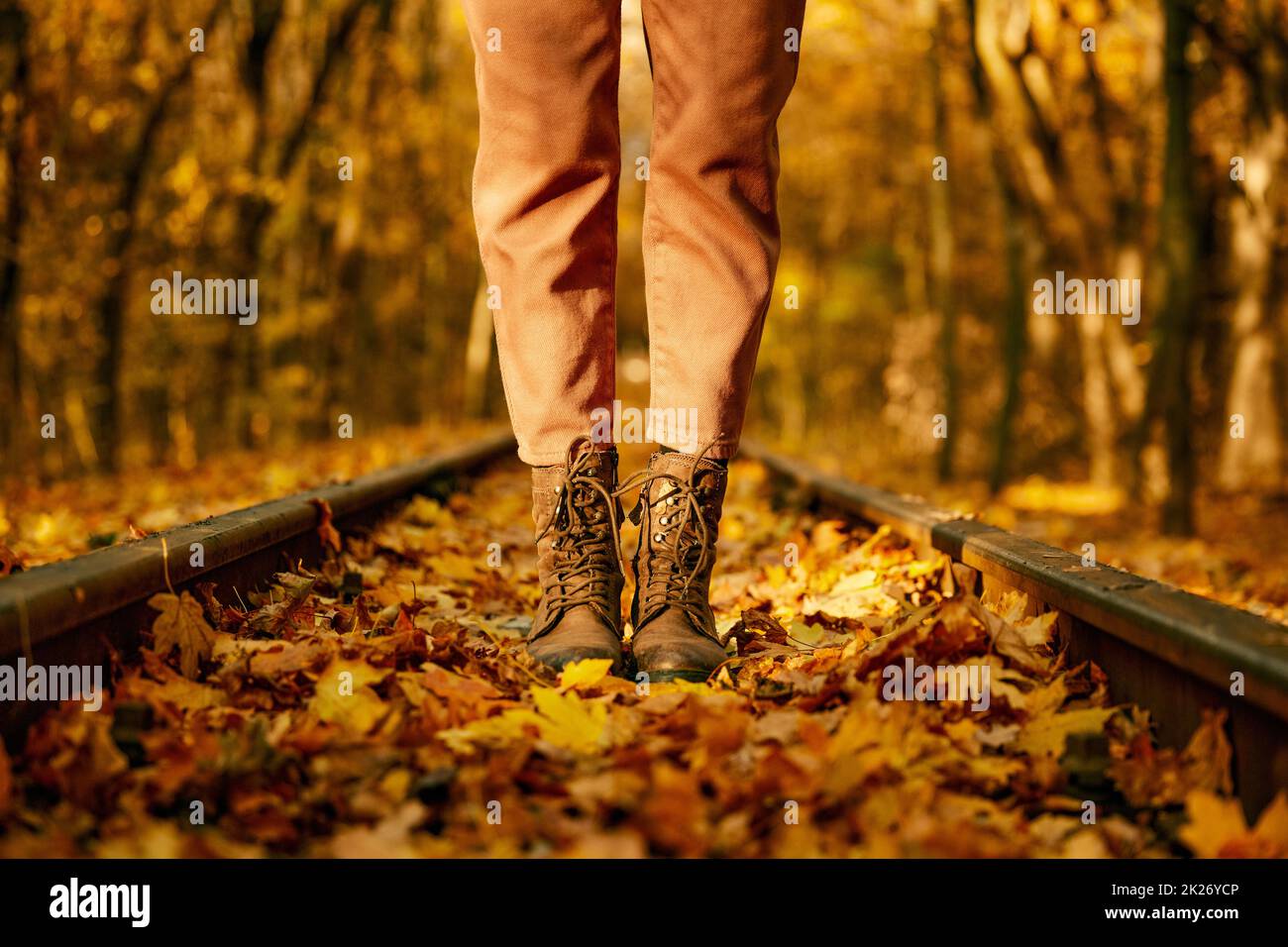 Stivali moda femminile sopra la virata della ferrovia autunno Foto Stock