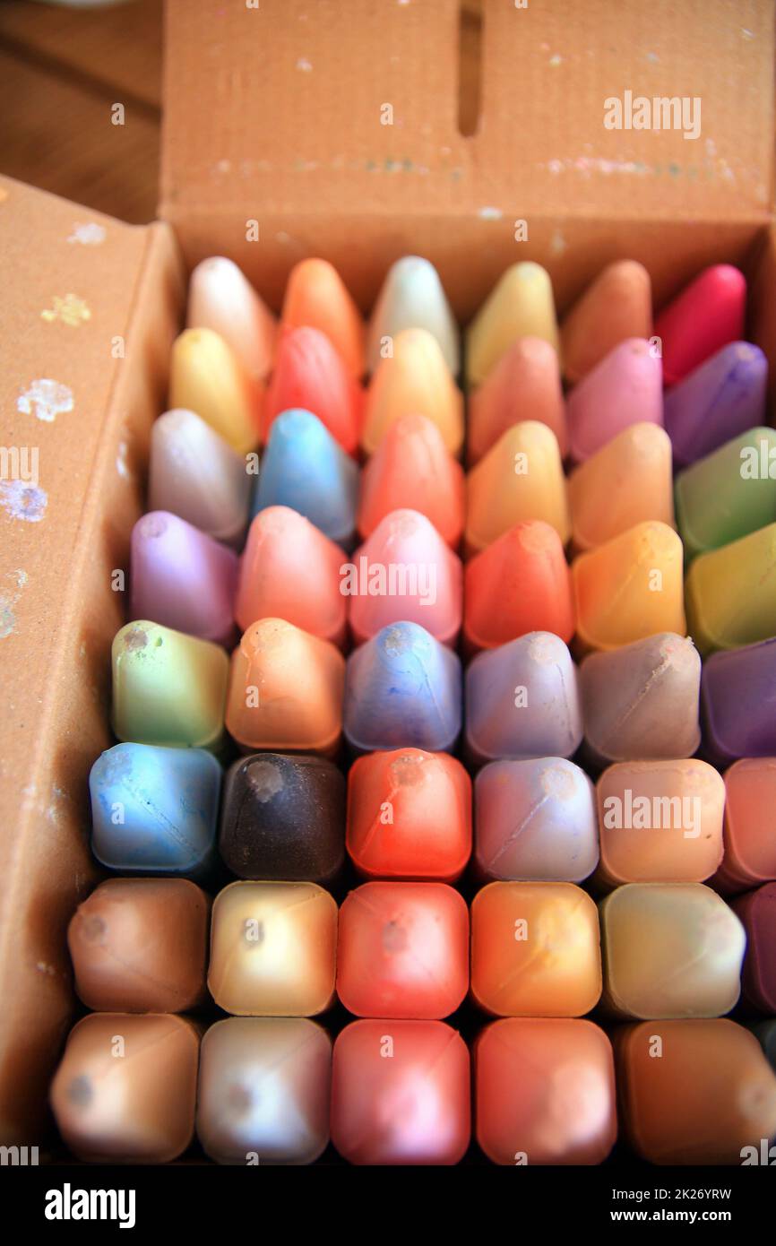 Una scatola di pastelli colorati non ancora toccati dai bambini Foto Stock