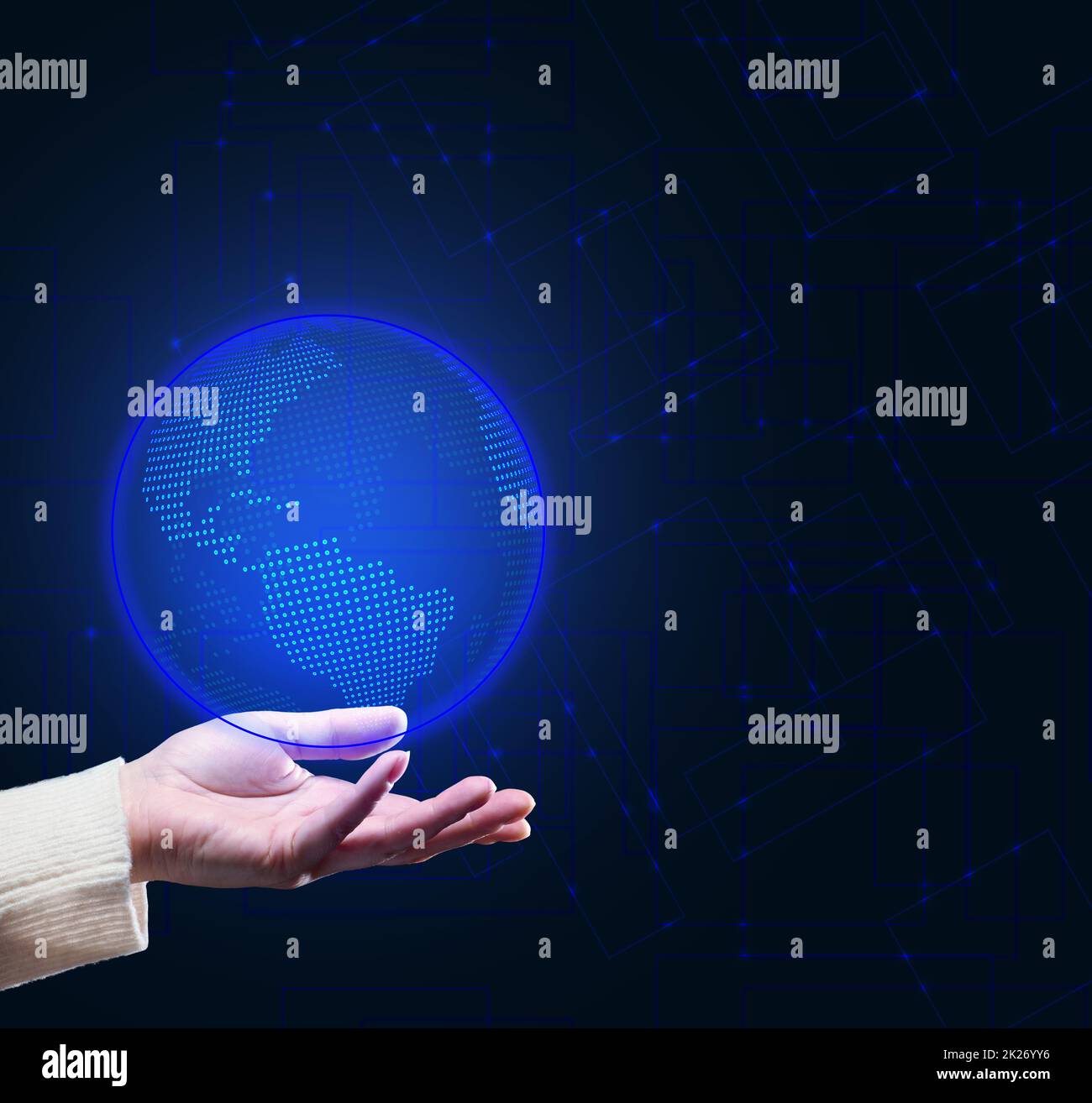 la mano tiene un modello olografico del globo. Il concetto di copertura Internet globale del mondo. Rapido scambio di informazioni Foto Stock