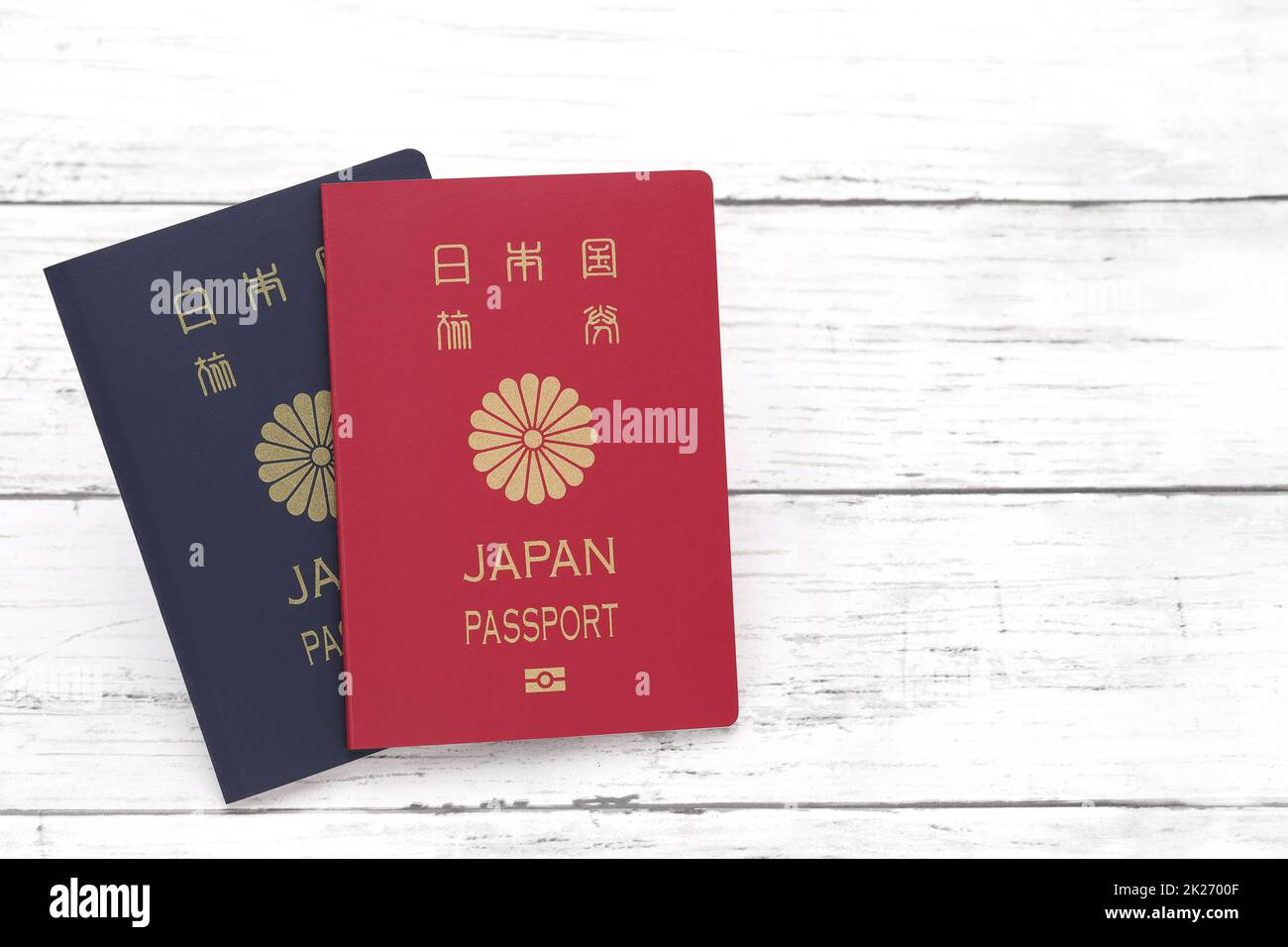 Primo piano del passaporto giapponese su un backgroundã di legno bianco € Foto Stock Primo piano del passaporto giapponese su un backgroundã di legno bianco € Foto Stock