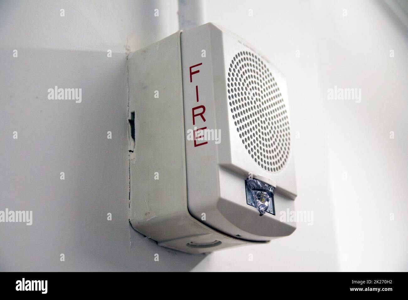 Primo piano di un rilevatore di incendi e di un allarme in un ambiente industriale Foto Stock