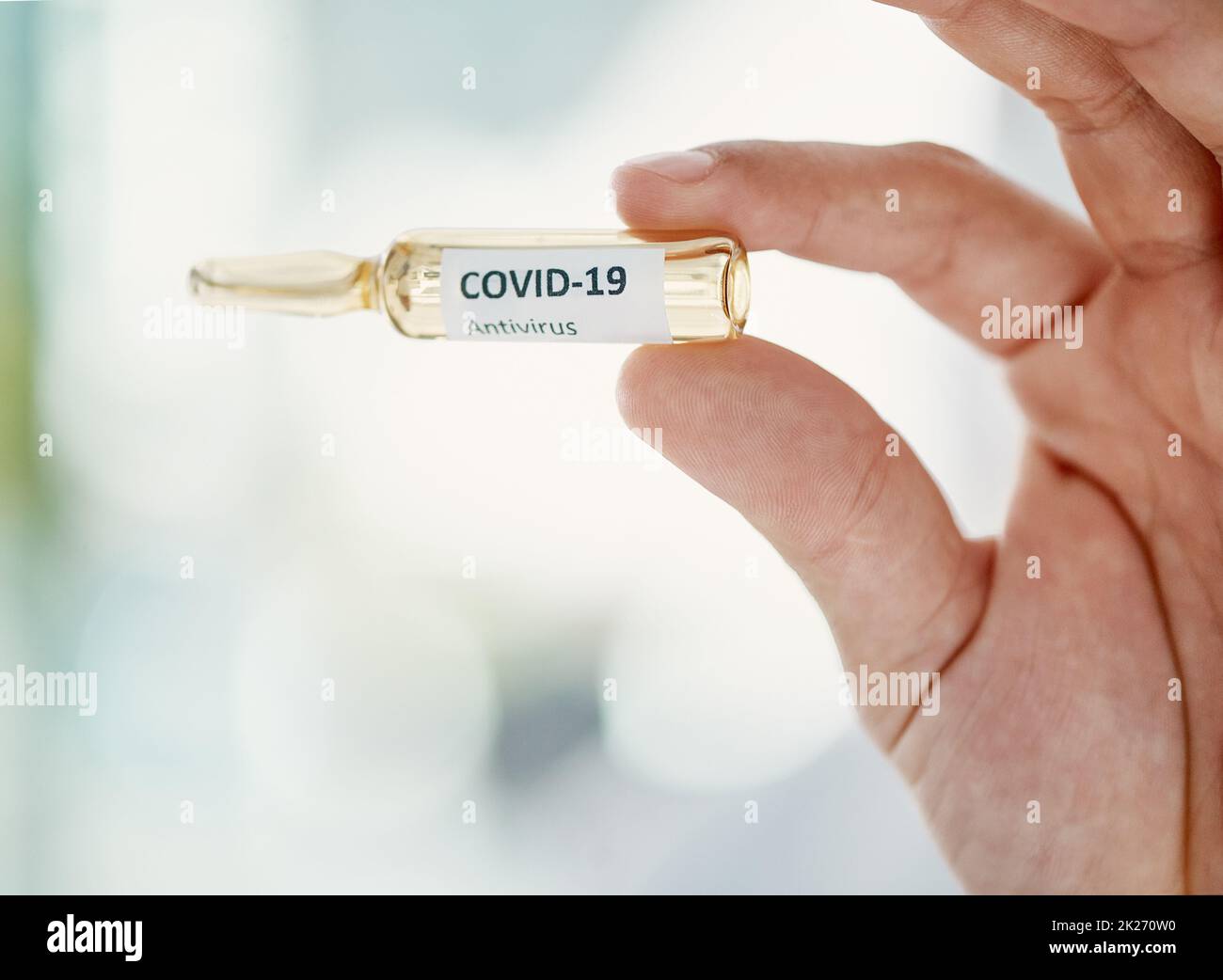 Il coronavirus cura al salvataggio. Scatto corto di uno scienziato che tiene una fiala con 2019-nCov su di esso. Foto Stock