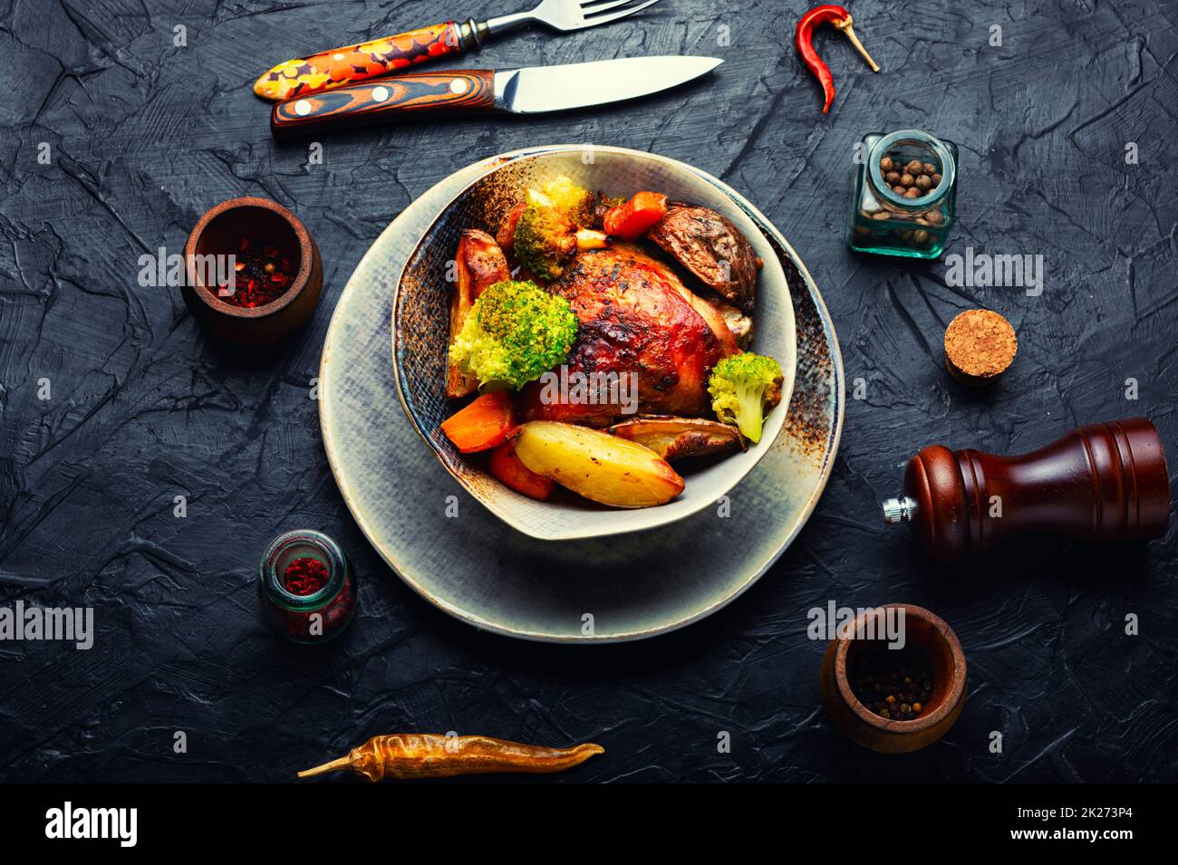 Cosce di pollo al forno. Foto Stock