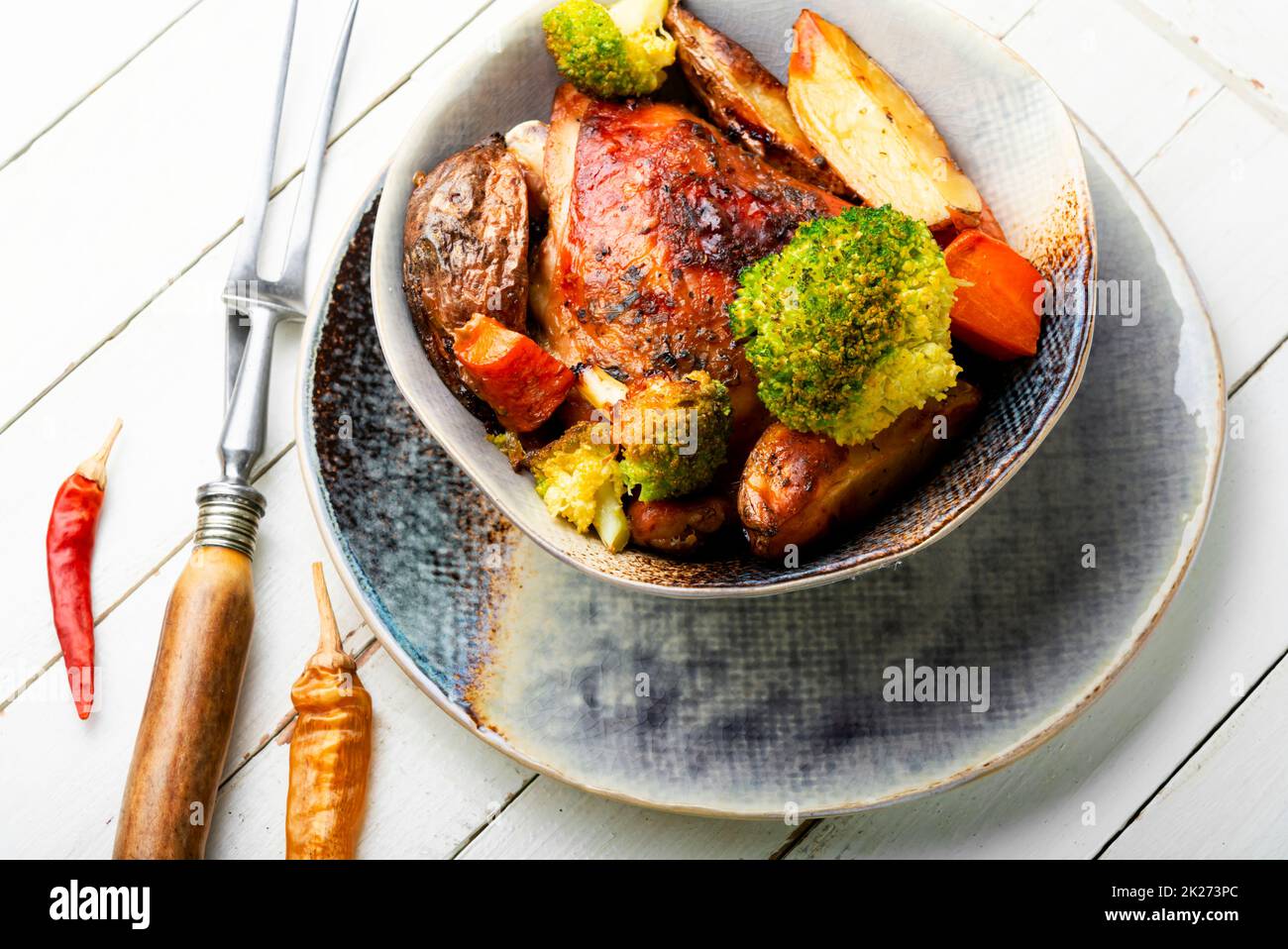 Cosce di pollo al forno. Foto Stock