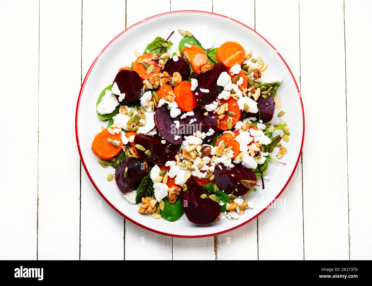 Insalata di barbabietole con ricotta e noci Foto Stock