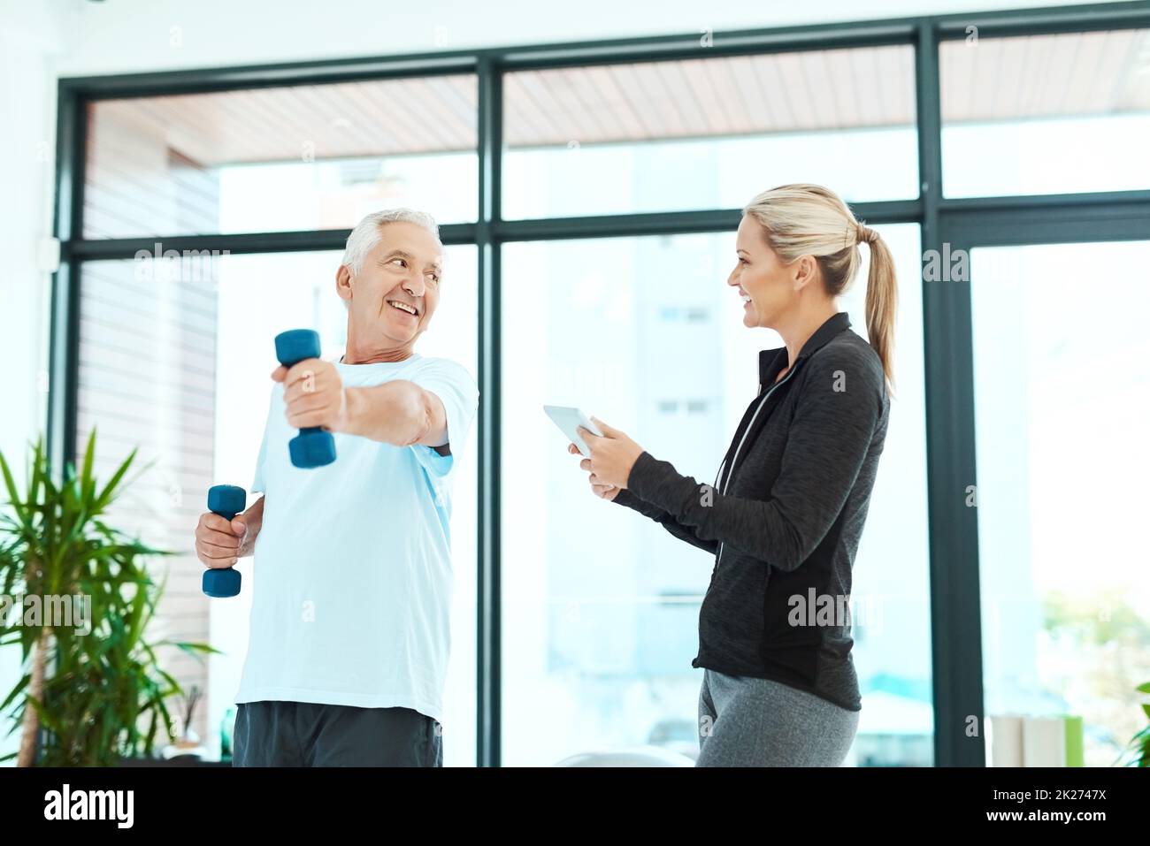 Sono impressionato dai tuoi progressi. Shot di un fisioterapista che aiuta il suo paziente anziano con i suoi esercizi in un centro fitness. Foto Stock