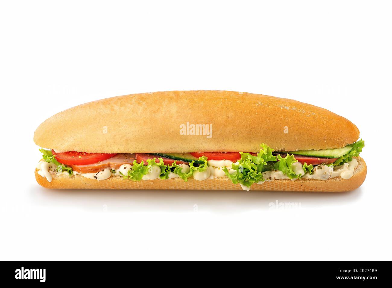 Panino con carne, pomodoro, cetriolo, lattuga isolato su fondo bianco Foto Stock