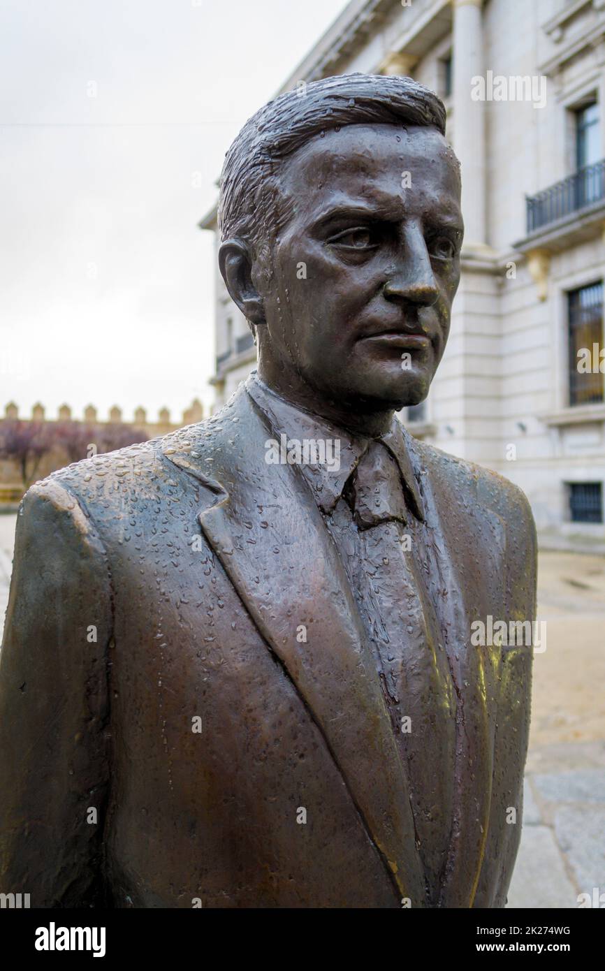 Statua di Adolfo Suarez Gonzalez fu presidente della Spagna fatto in bronzo a dimensioni naturali Foto Stock