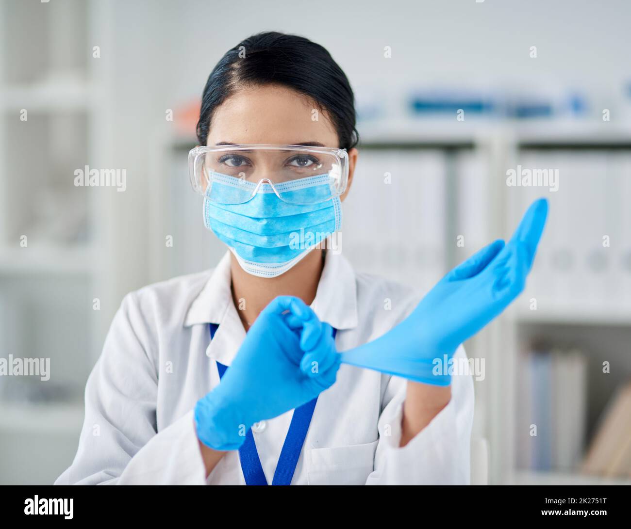 Prepariamoci alla scienza. Ritratto di una giovane donna sicura indossando guanti chirurgici in laboratorio. Foto Stock
