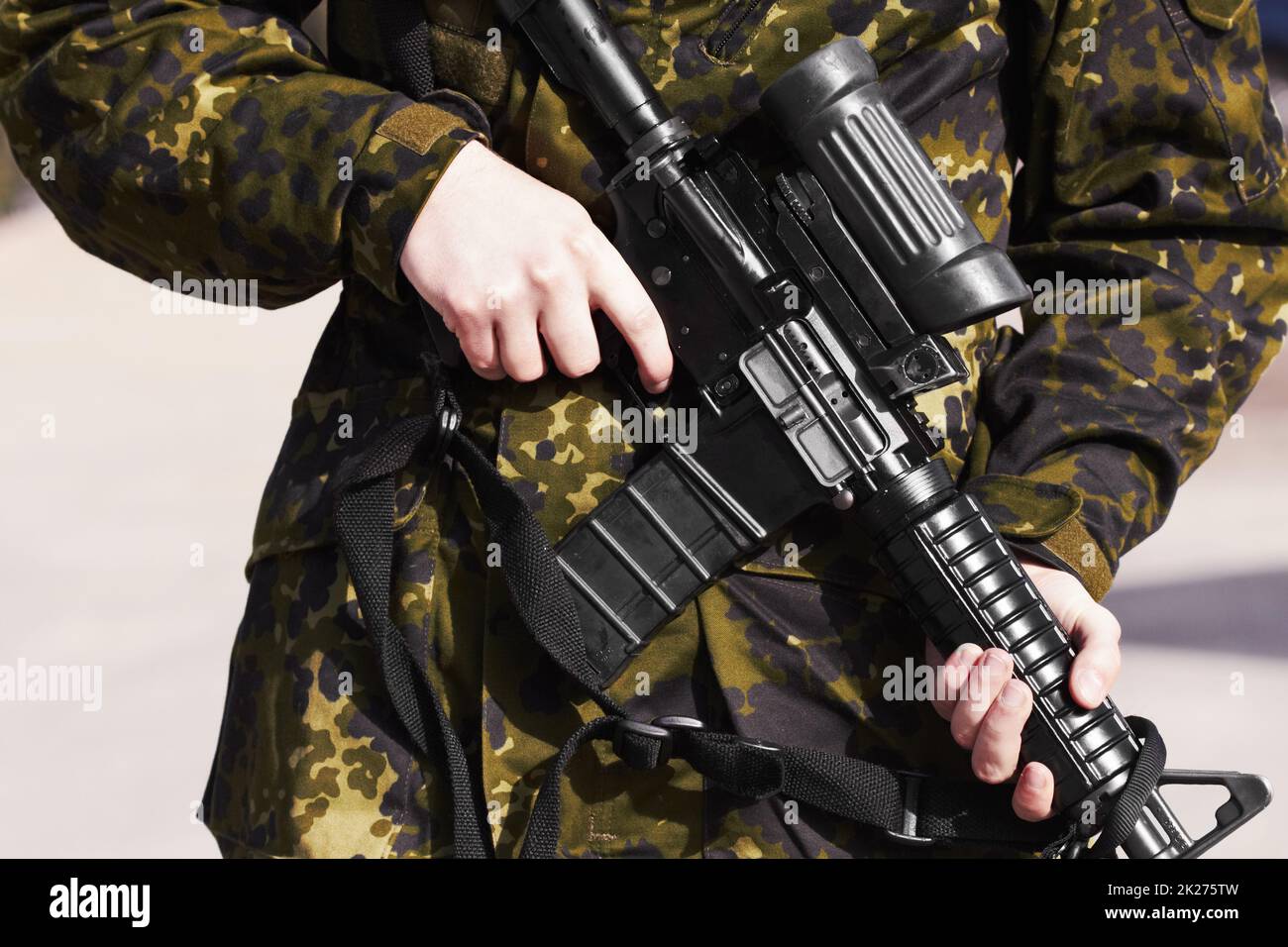 Proteggere il suo paese. Immagine ritagliata di un soldato che tiene una pistola. Foto Stock