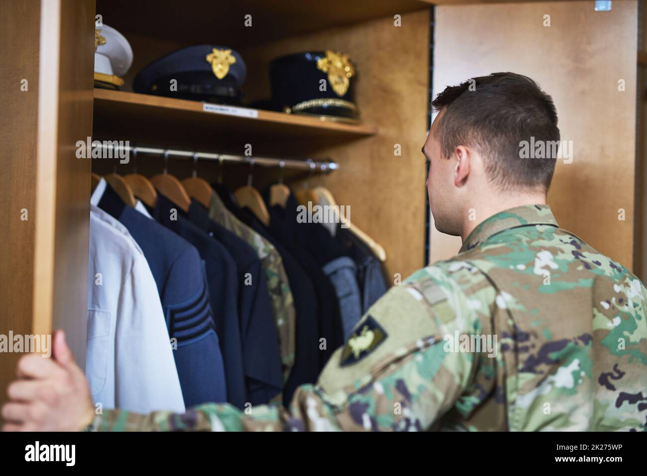 Mettere su una uniforme sta facendo una promessa Foto Stock