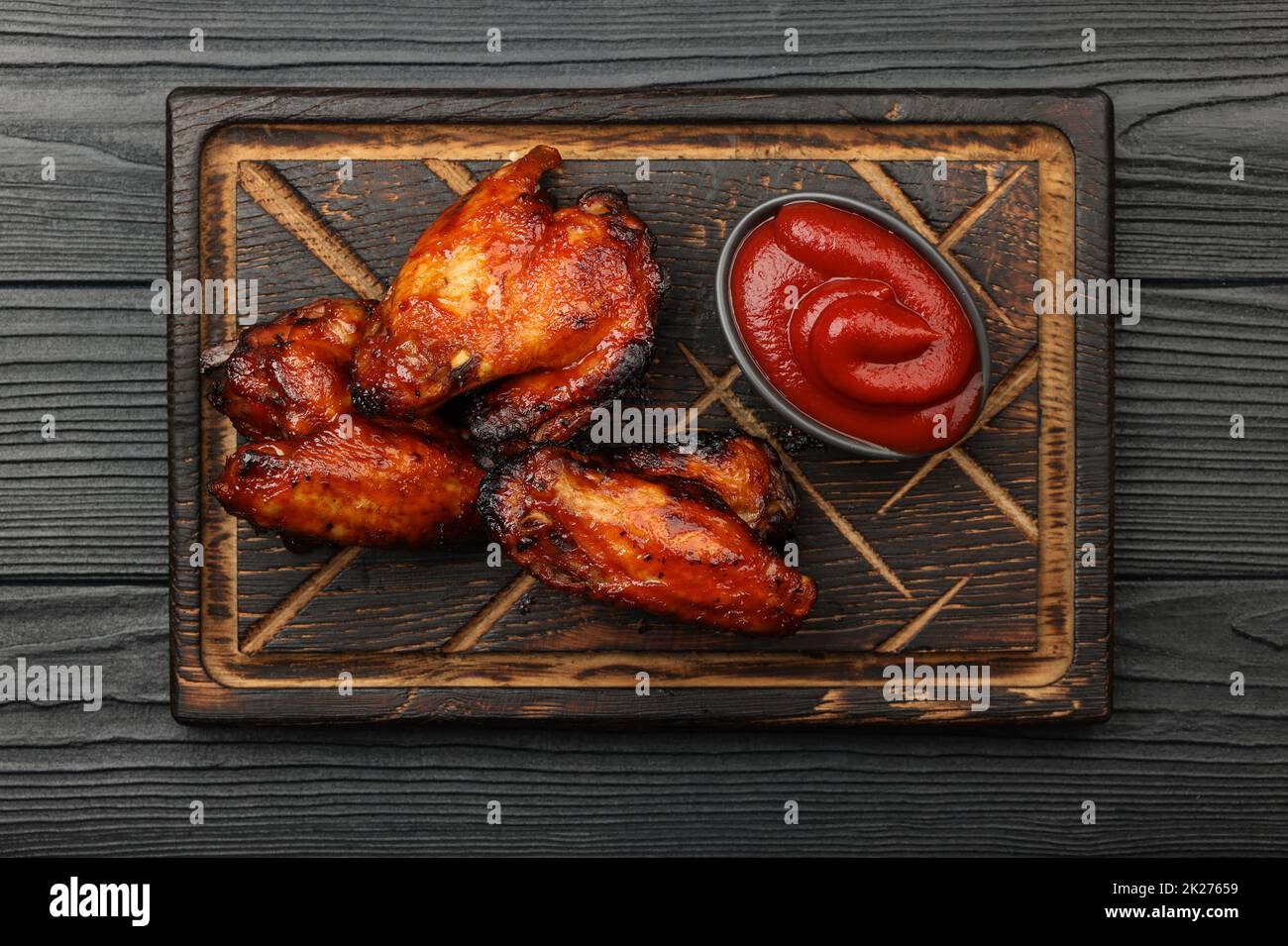 Barbecue pollo con salsa di ali di bufalo su legno Foto Stock