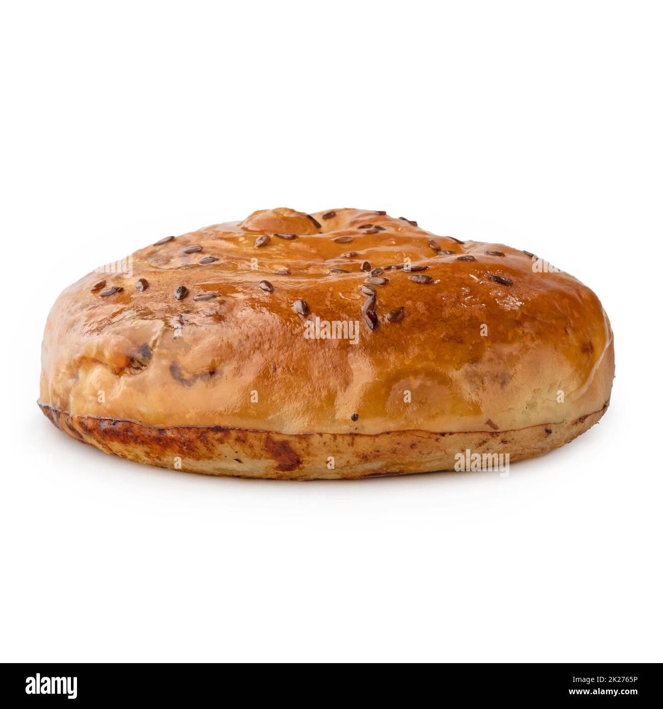 Torta di Placinta ripiena di formaggio morbido. Isolato su sfondo bianco. Foto Stock