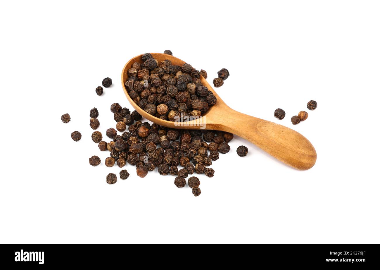 Cucchiaio in legno pieno di pepe nero Foto Stock