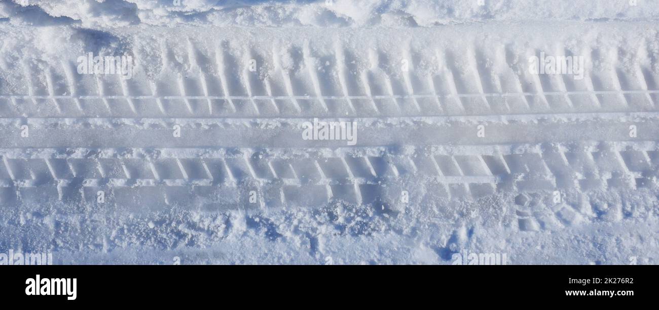 segni degli pneumatici sulla neve, segni degli pneumatici sulla neve Foto Stock