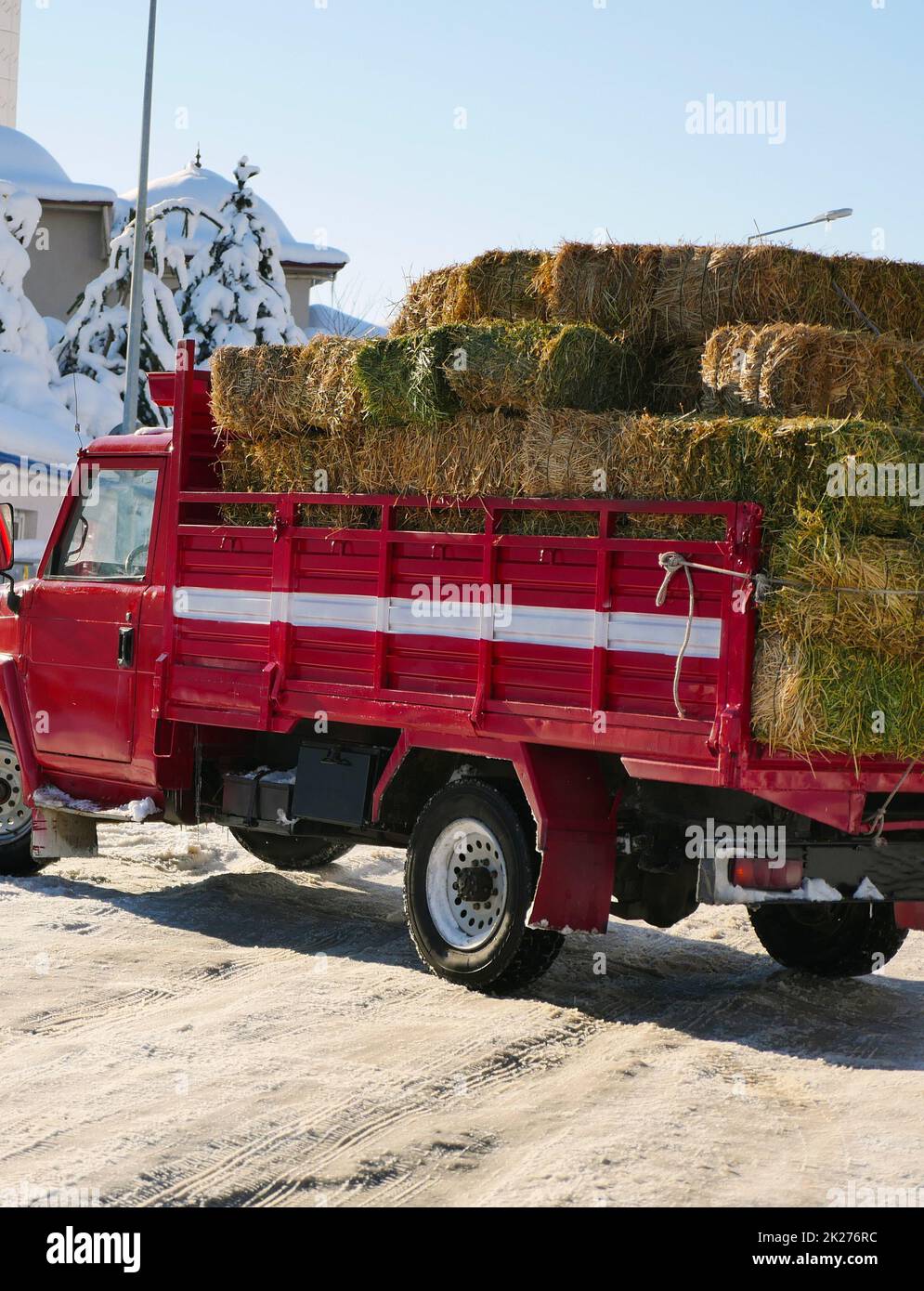 In inverno, i veicoli di trasporto hanno difficoltà a causa della neve Foto Stock