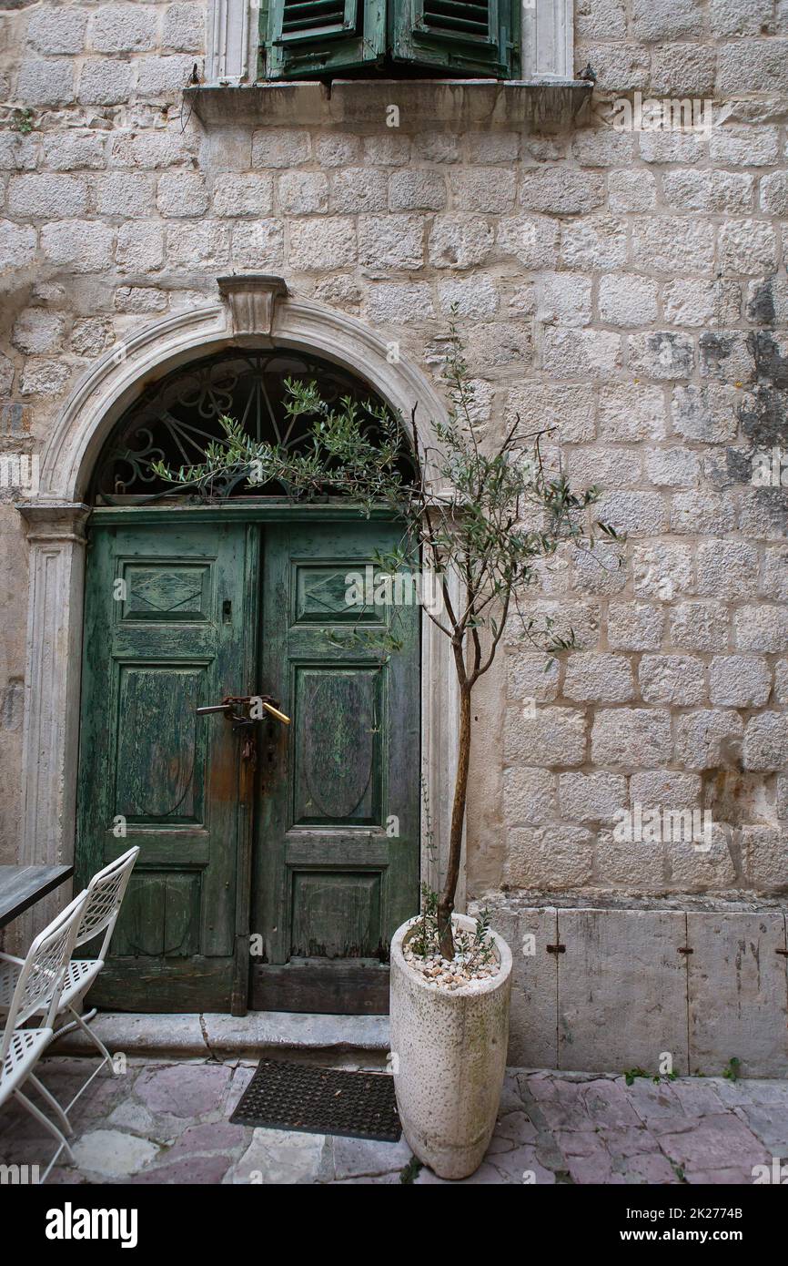 Cattaro, 3 luglio 2021: Belle strade nella città vecchia di Cattaro, vecchie porte verdi, Montenegro. Foto Stock