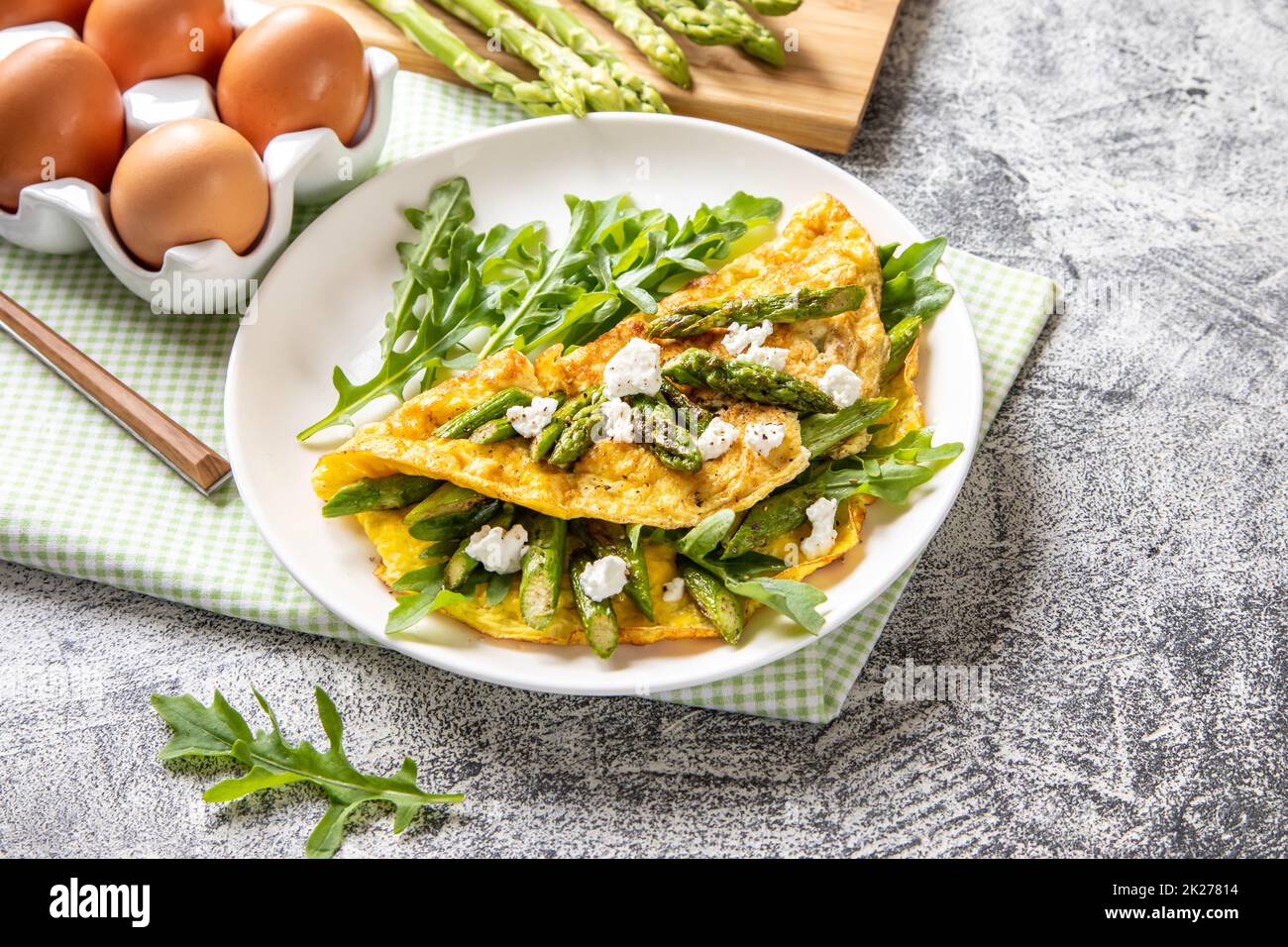 Gourmet gustosa omelette alle uova con asparagi e formaggio morbido. Asparagi. Asparagi freschi con uova Foto Stock