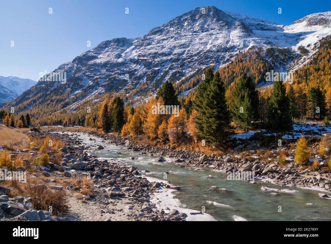 Vista sul fiume in autunno alberi colorati Foto Stock