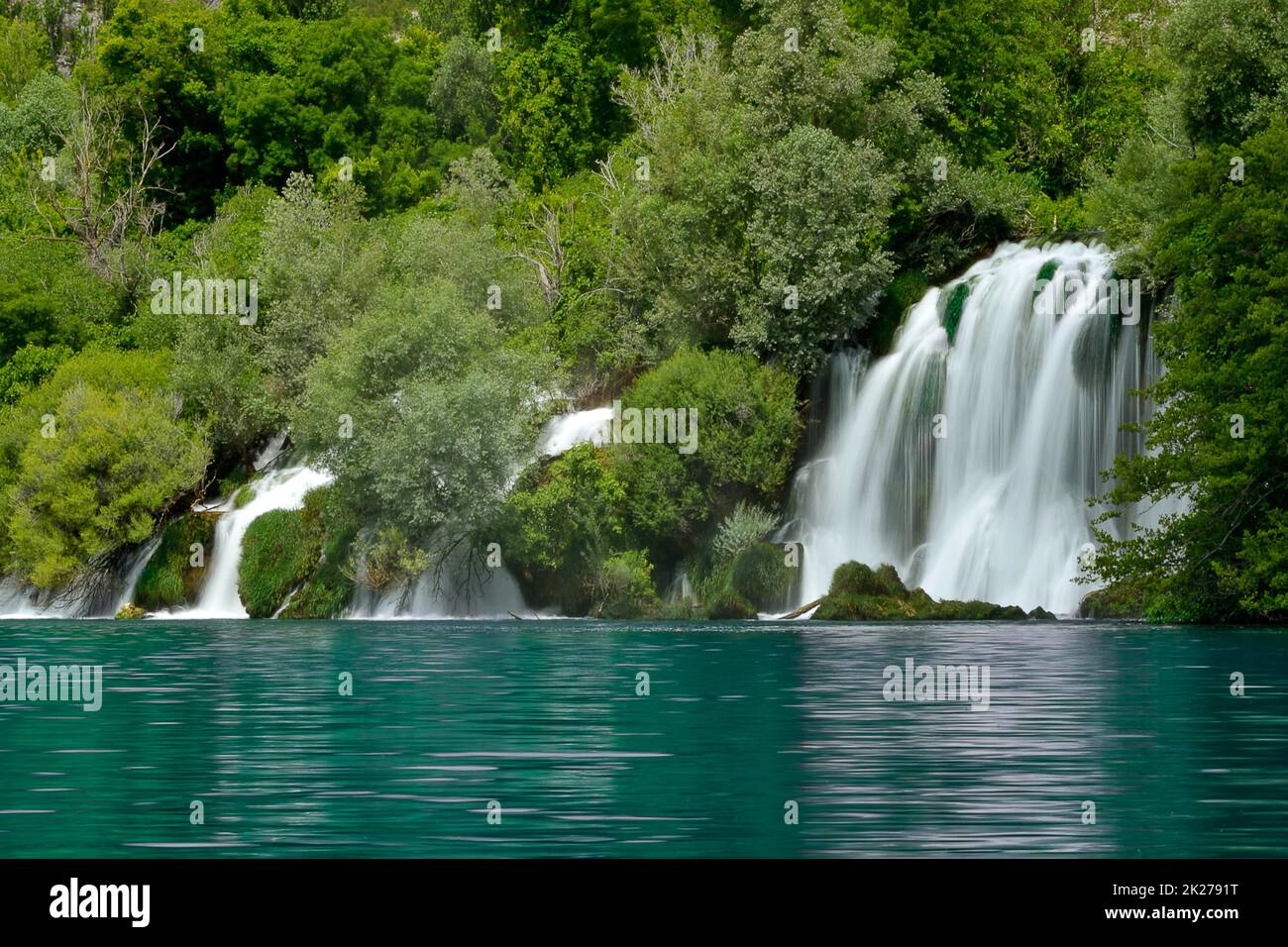 Waterfal sul parco nazionale del fiume Krka in acque acquamarine della Croazia Foto Stock