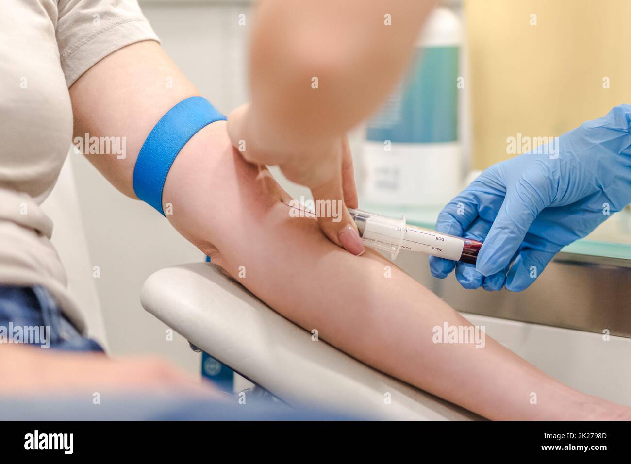 Primo piano del medico prelievo del campione di sangue dal braccio del paziente in ospedale per i test medici. Foto Stock
