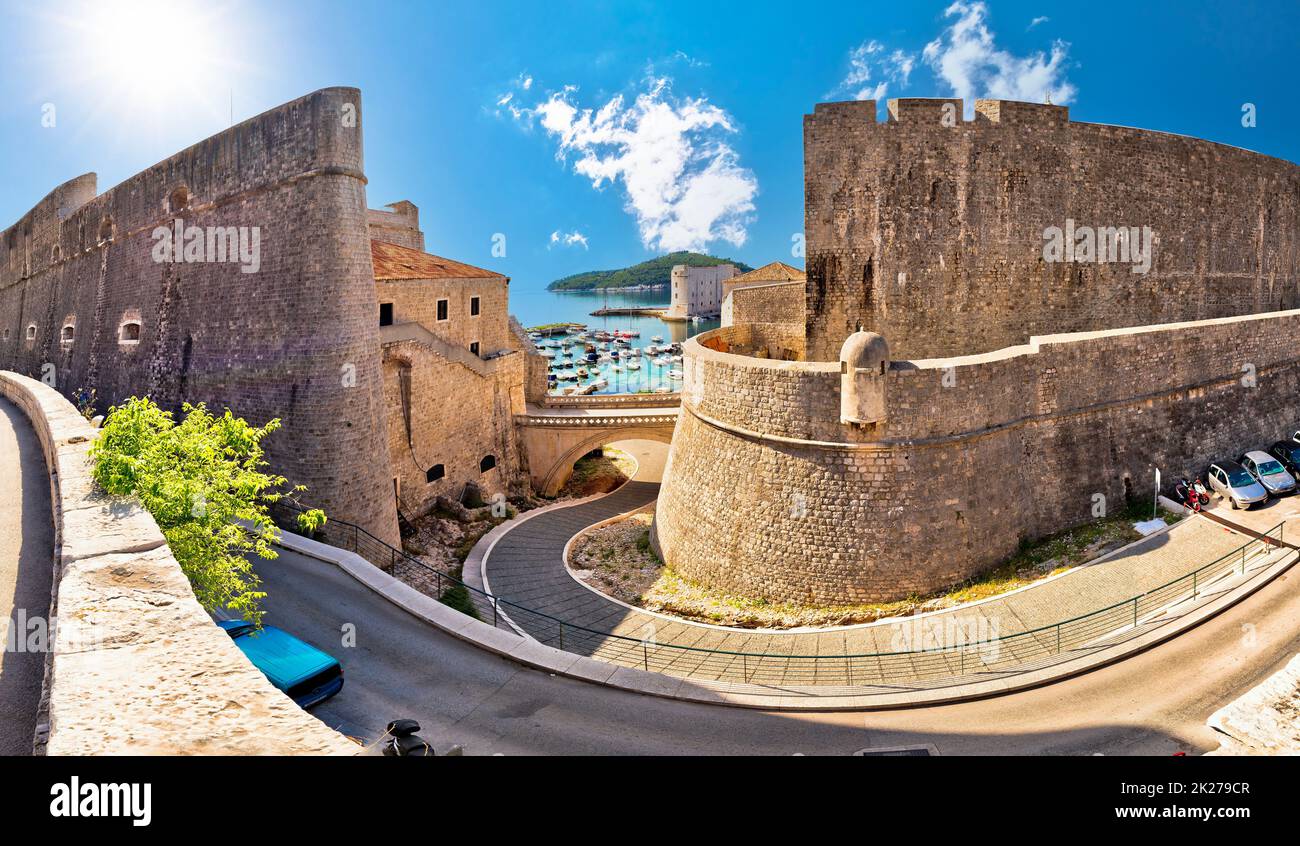 Le mura della città di Dubrovnik e la vista sul porto, patrimonio dell'umanità dell'UNESCO Foto Stock