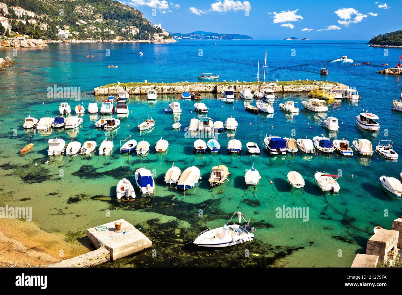 Dubrovnik. Vista turchese del porto e della costa di Dubrovnik Foto Stock