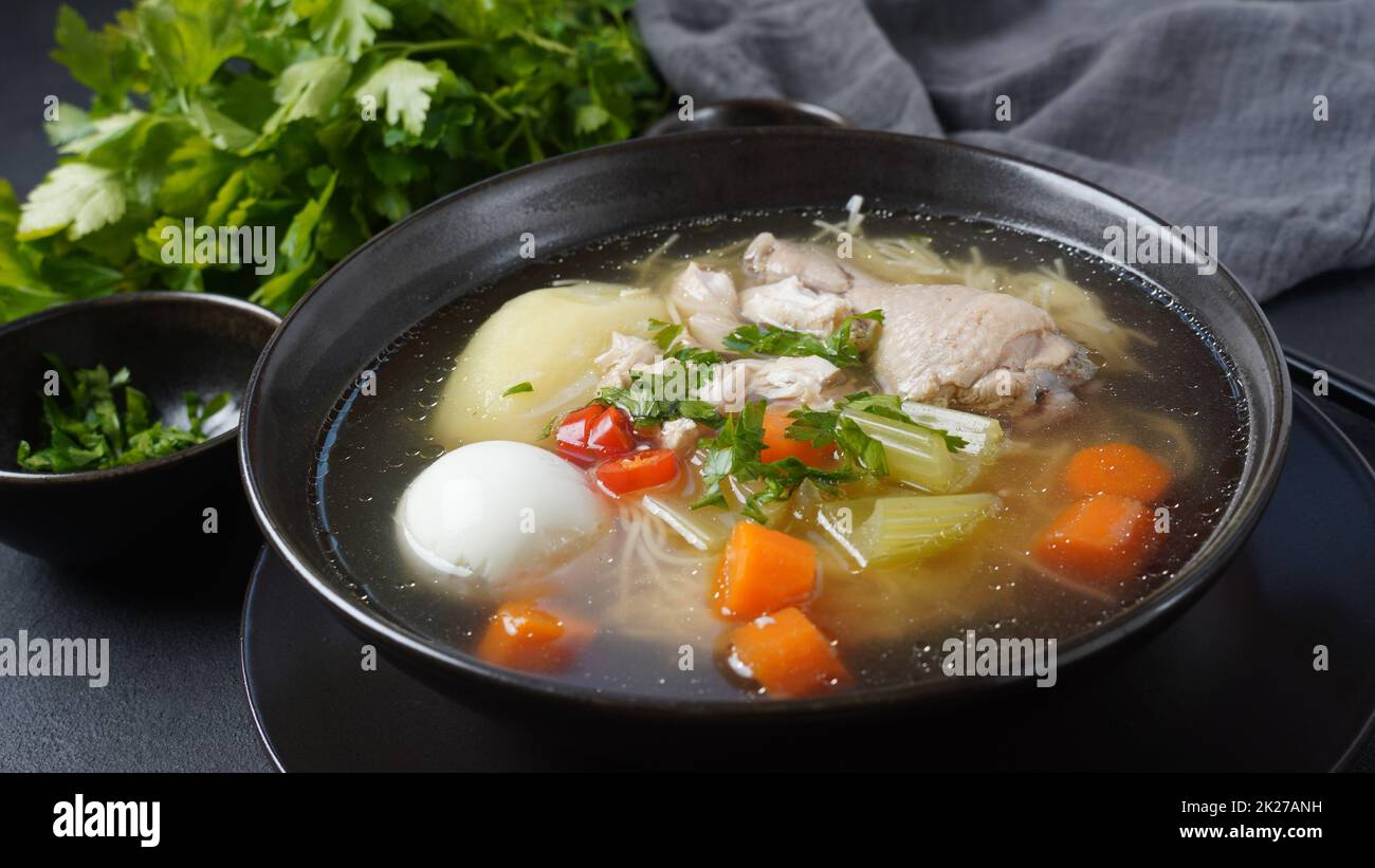 Zuppa di spaghetti di pollo al Caldo de Gallina sud-americana con uova sode ed erbe aromatiche. La classica zuppa di spaghetti di pollo peruviana. Foto Stock