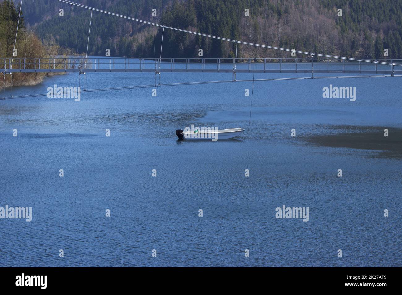 Lago con ponte e piccola barca Foto Stock