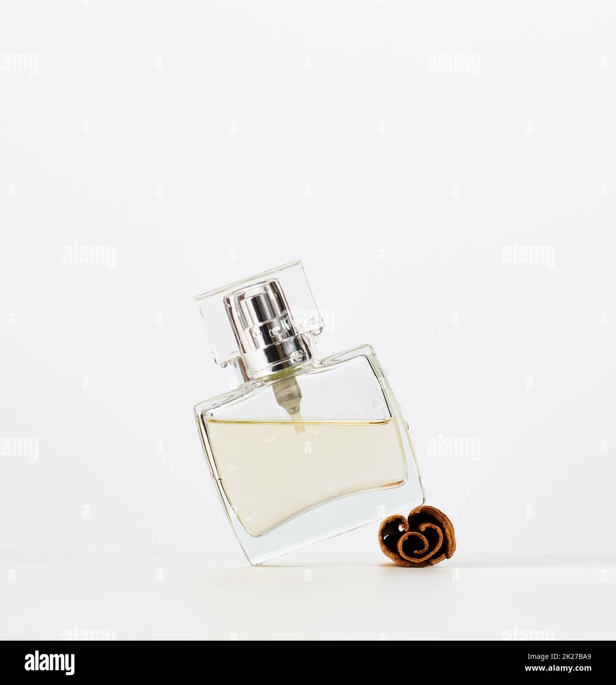bottiglia di profumo quadrata in vetro isolata su sfondo bianco Foto Stock