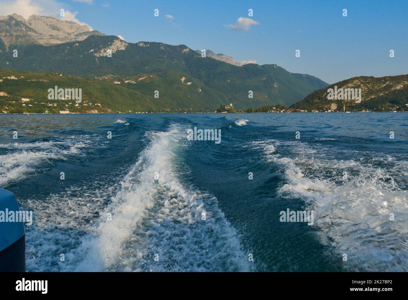 Barca sveglia sul lago blu di Annecy, Francia Foto Stock