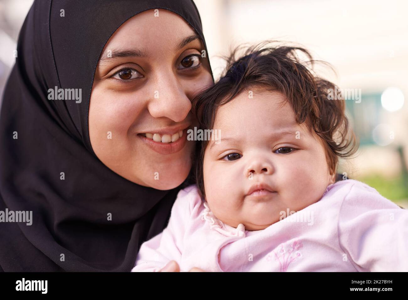 Mamma poco amore. Una madre musulmana e la sua bambina. Foto Stock
