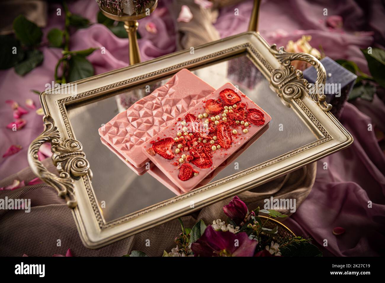 Barrette di cioccolato fatte in casa con fragola liofilizzata Foto Stock