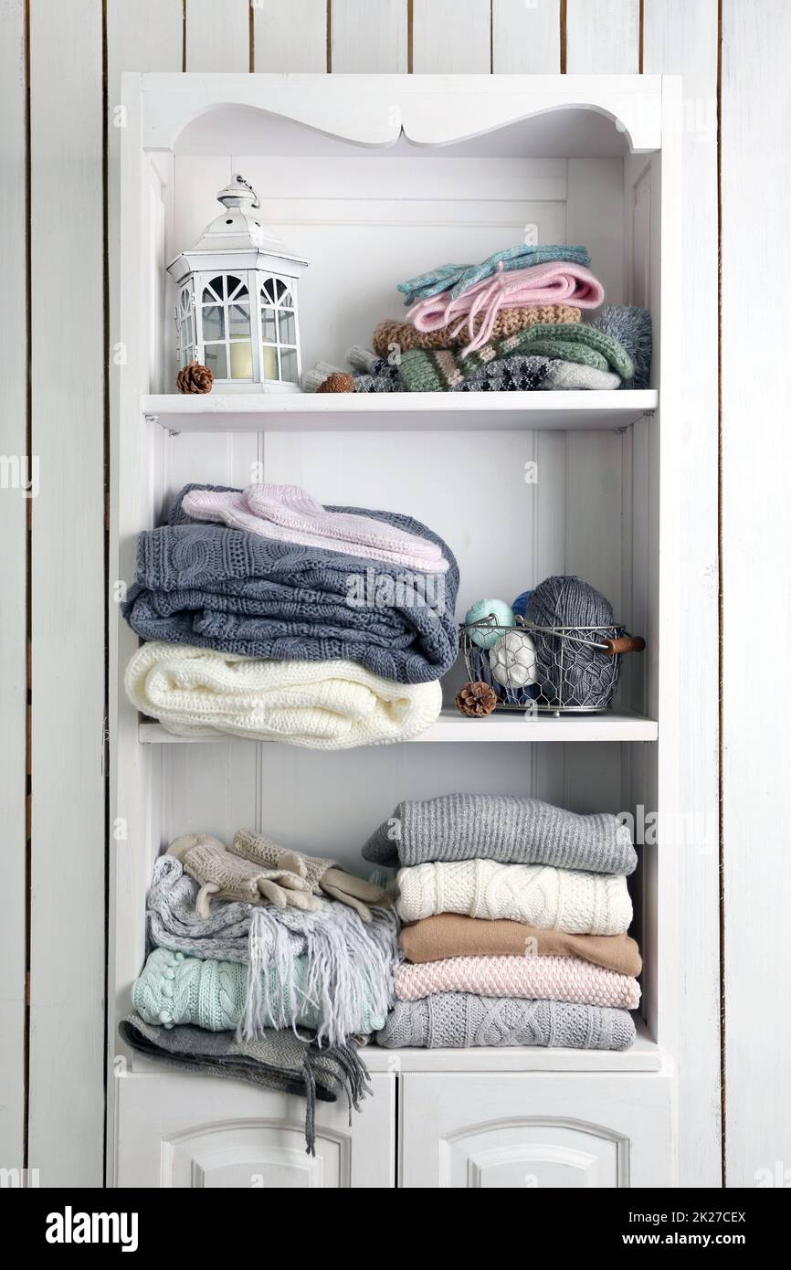 Indumenti a maglia e di filati su sfondo di legno Foto Stock