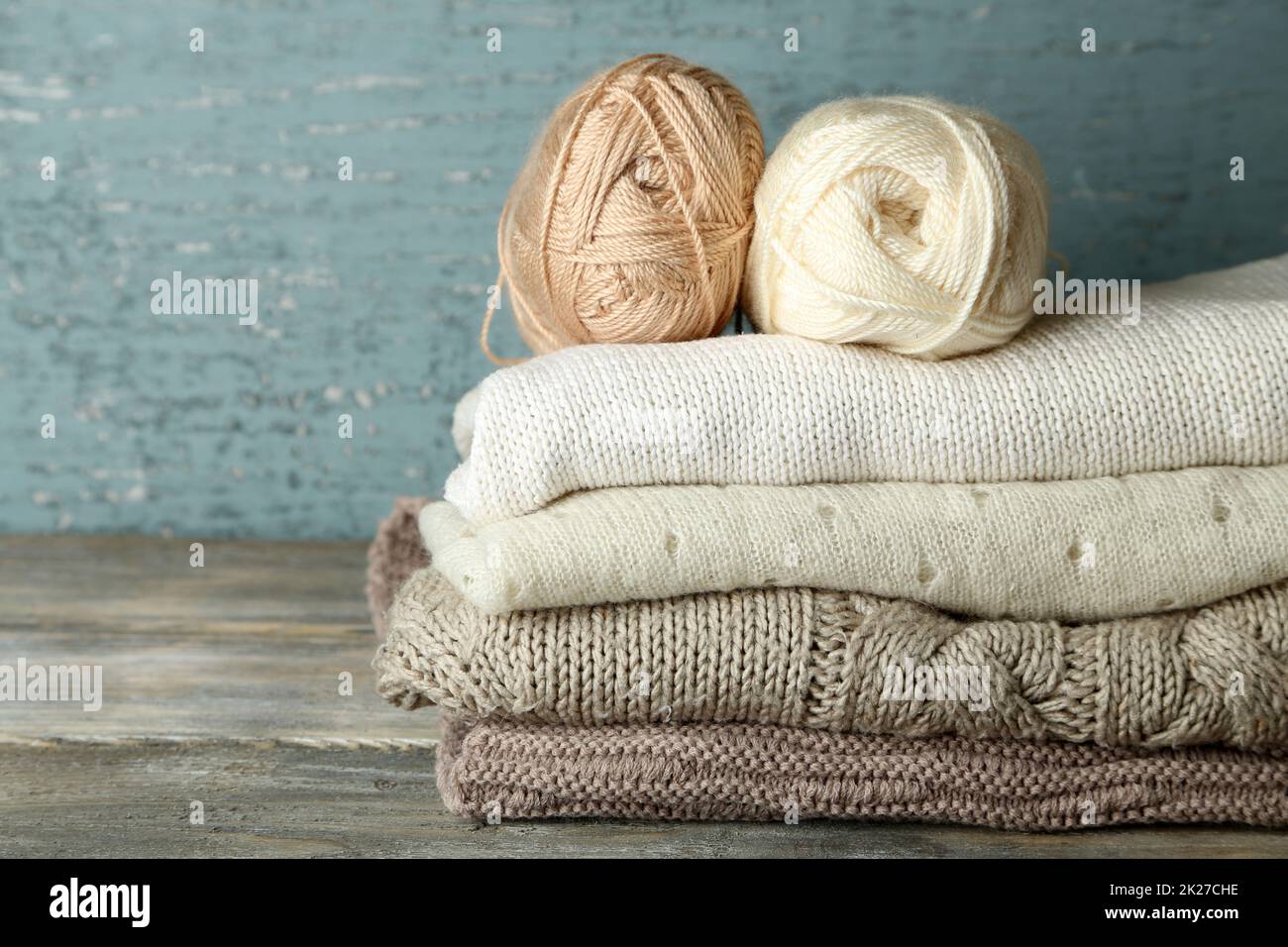 Indumenti a maglia e di filati su sfondo di legno Foto Stock