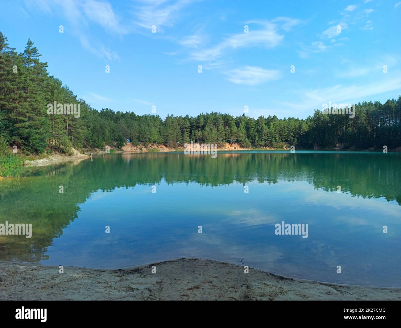 Foresta lago con acqua smeraldo. Bellissimo panorama sull'acqua Foto Stock