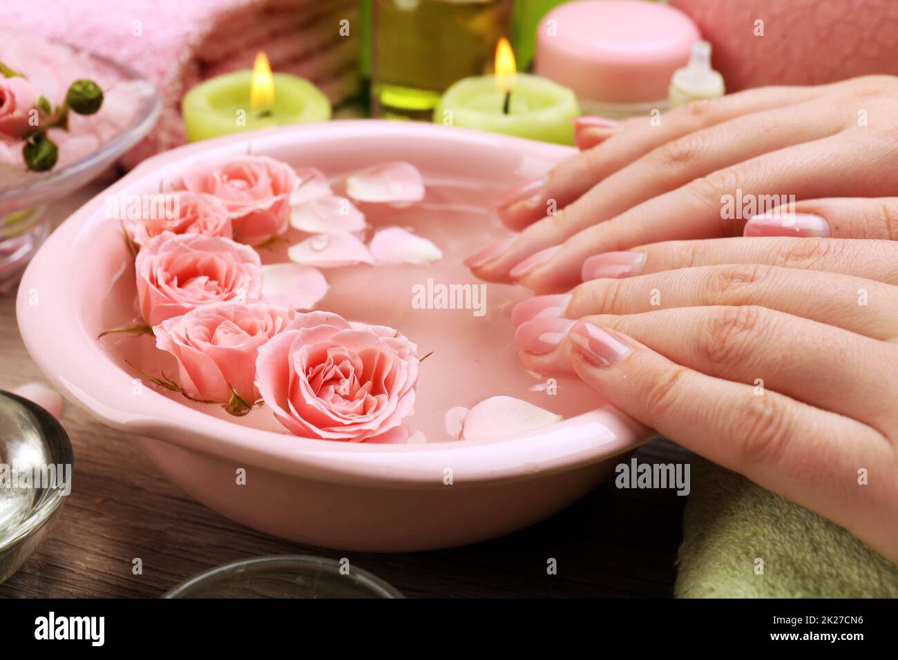 Fatte a mano sapone e sale marino grigio sul tappetino di bambù Foto Stock