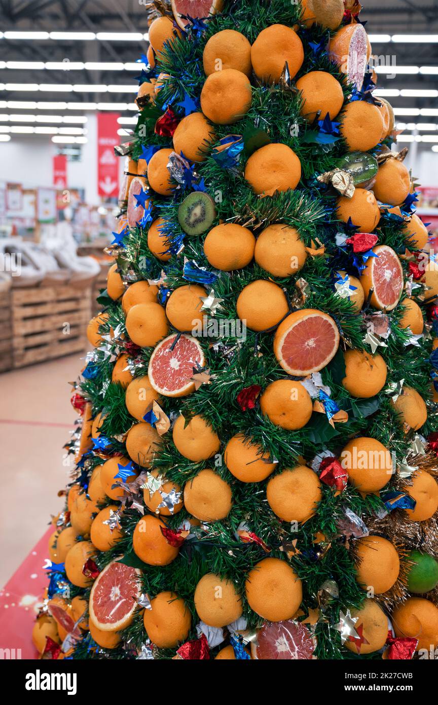 Abete di nuovo anno decorato con frutta Foto Stock