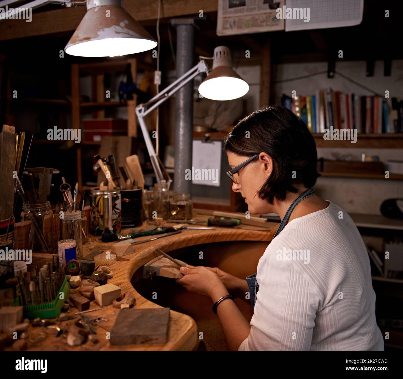 La concentrazione è fondamentale. Un artista che crea qualcosa di legno. Foto Stock