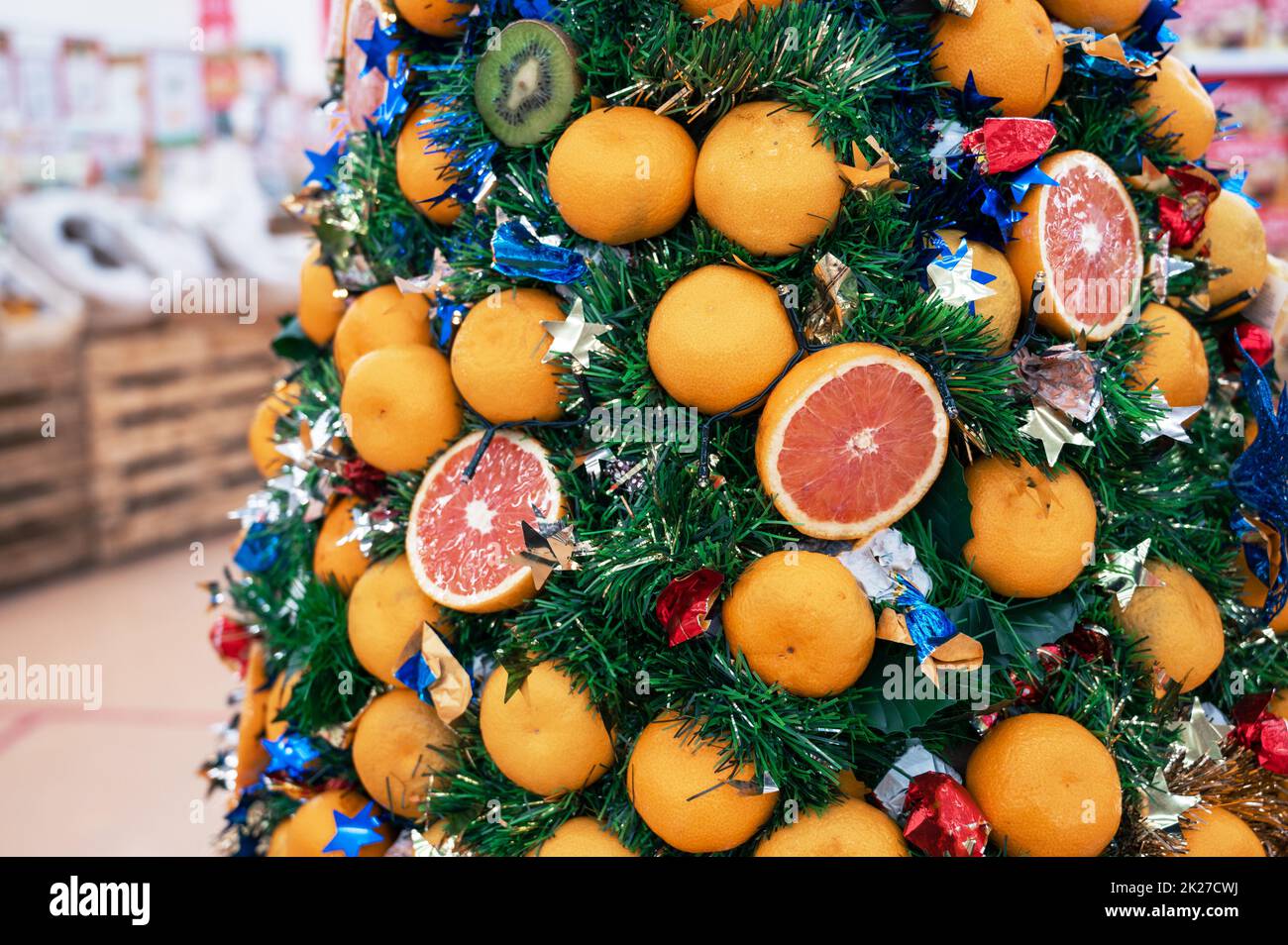 Abete di nuovo anno decorato con frutta Foto Stock