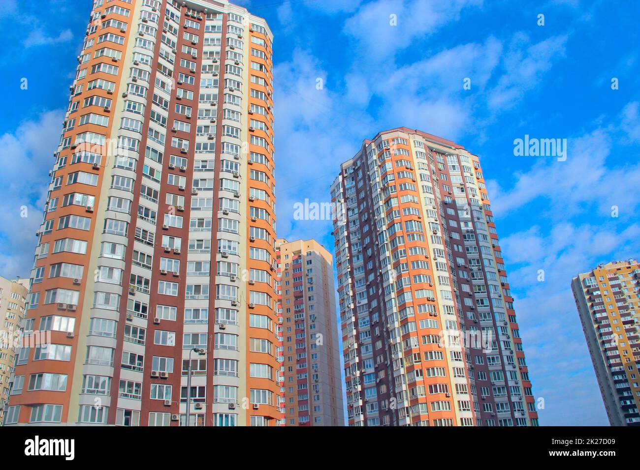 grattacielo alto e moderno e cielo blu. Vista di edifici residenziali a più piani Foto Stock