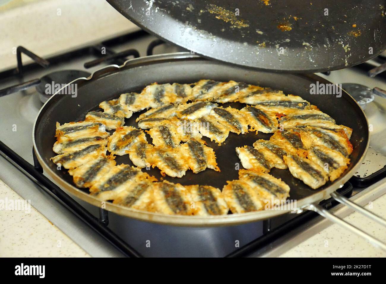 Frittura di pesce acciuga in una padella, acciuga in stile turco - frittura in padella, frittura di pesce croccante Foto Stock