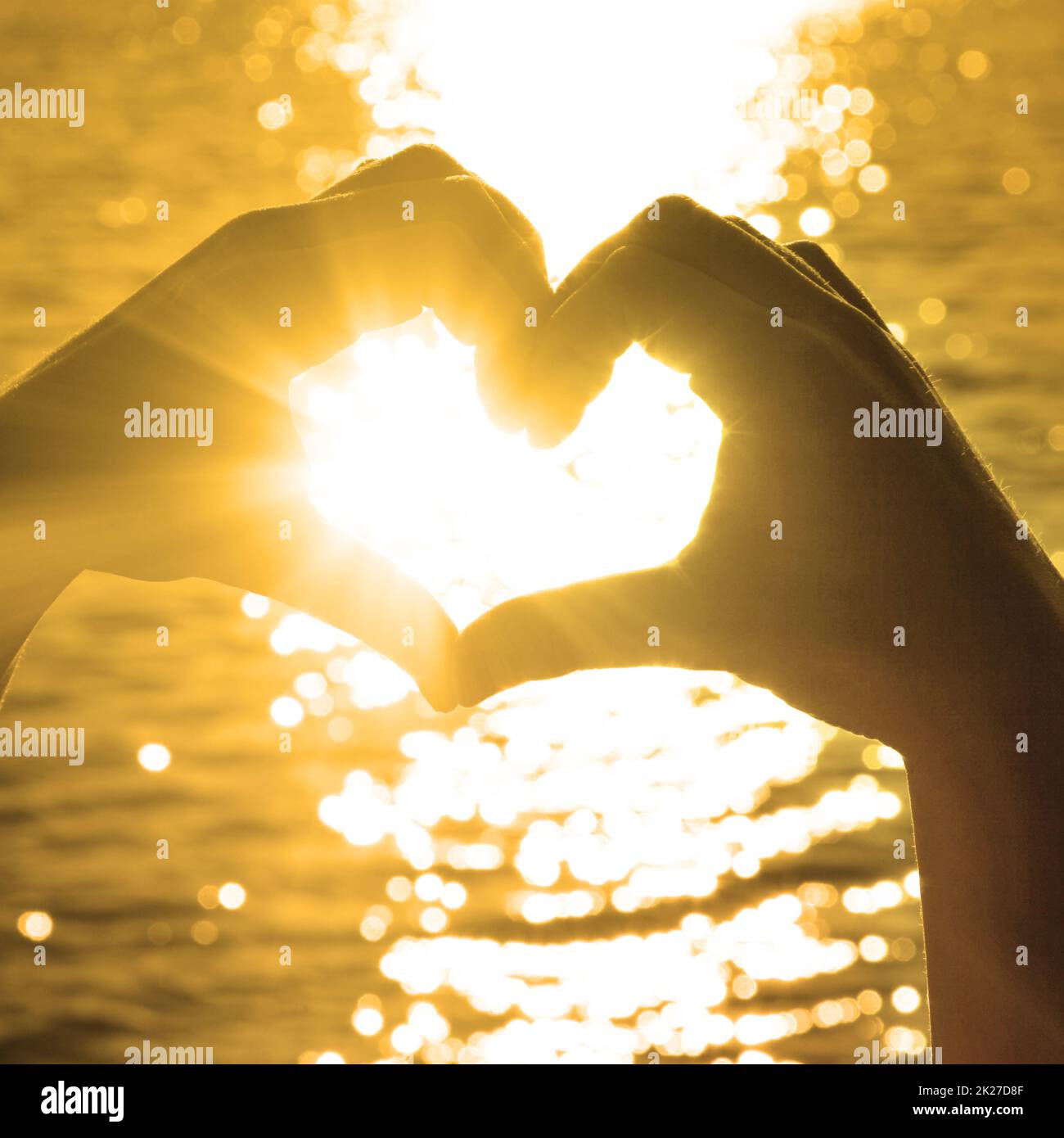 Cuore a forma di mano contro il tramonto. Concetto di giorno di San Valentino Foto Stock