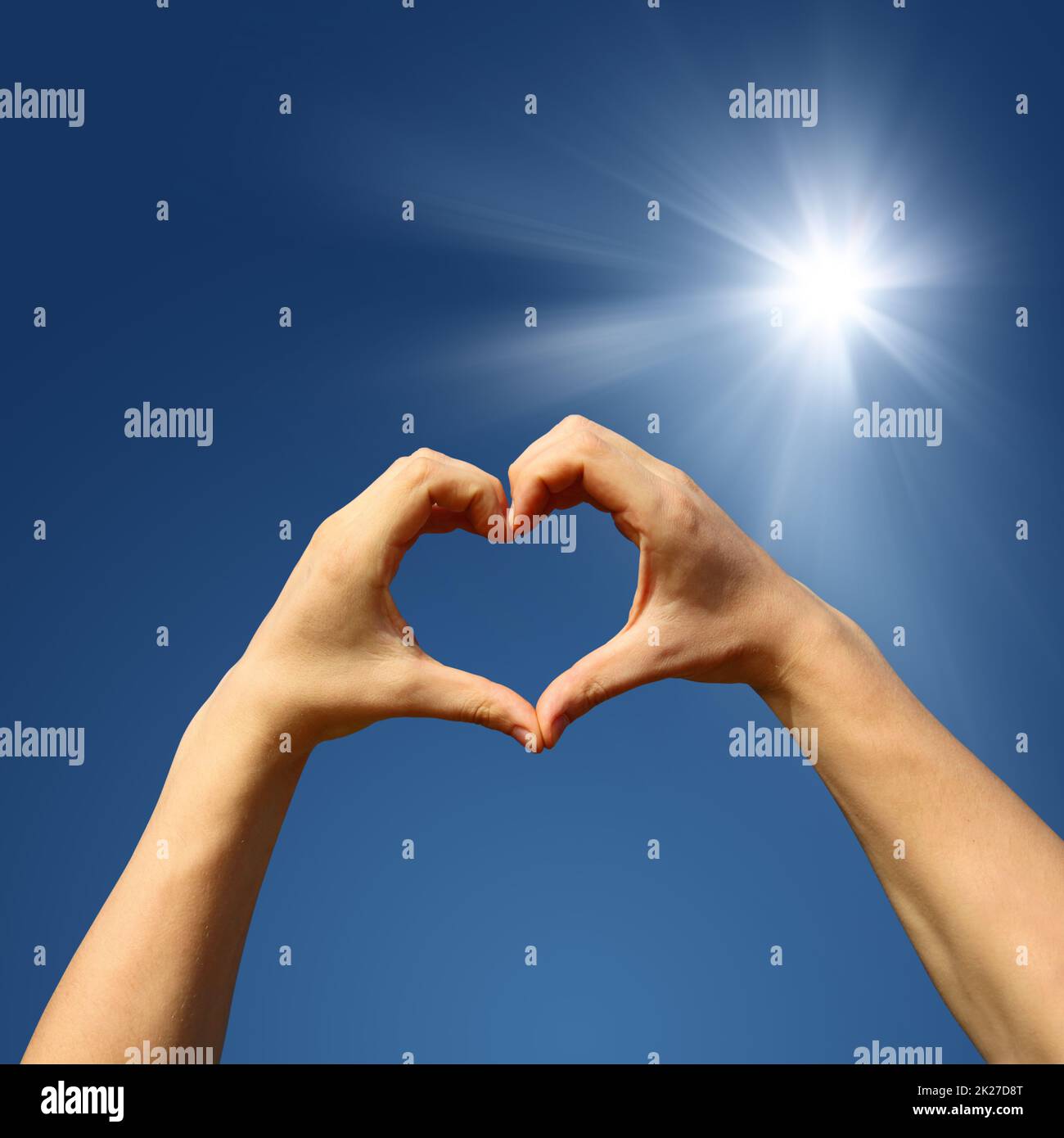 Cuore a forma di mano contro il tramonto. Concetto di giorno di San Valentino Foto Stock