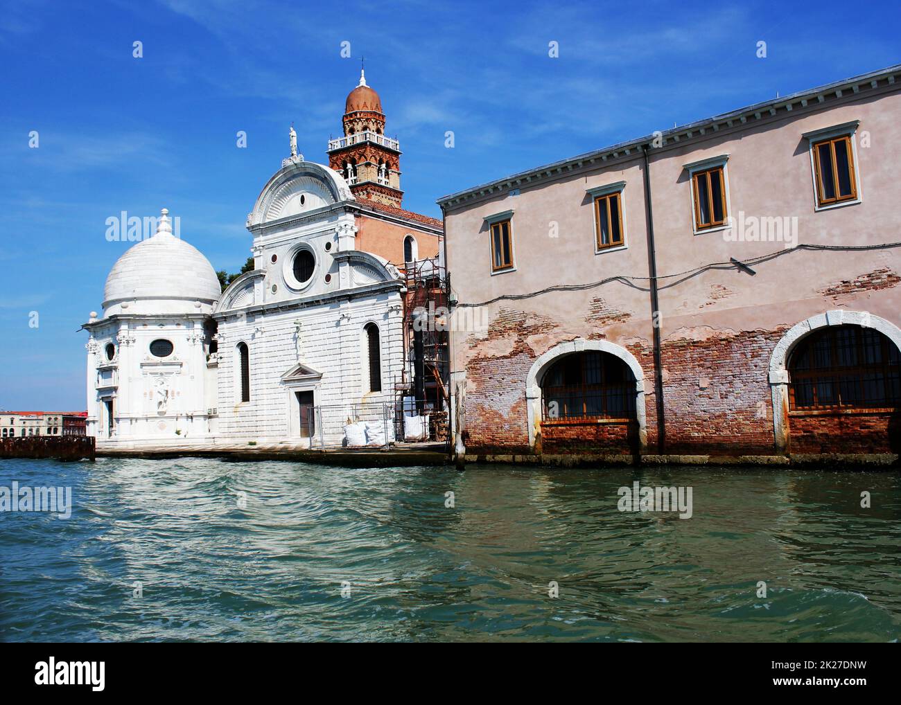 Vista dalla laguna di Venezia della chiesa di San Michele in Isola sul cimitero Isola di San Michele , Venezia, Italia Foto Stock