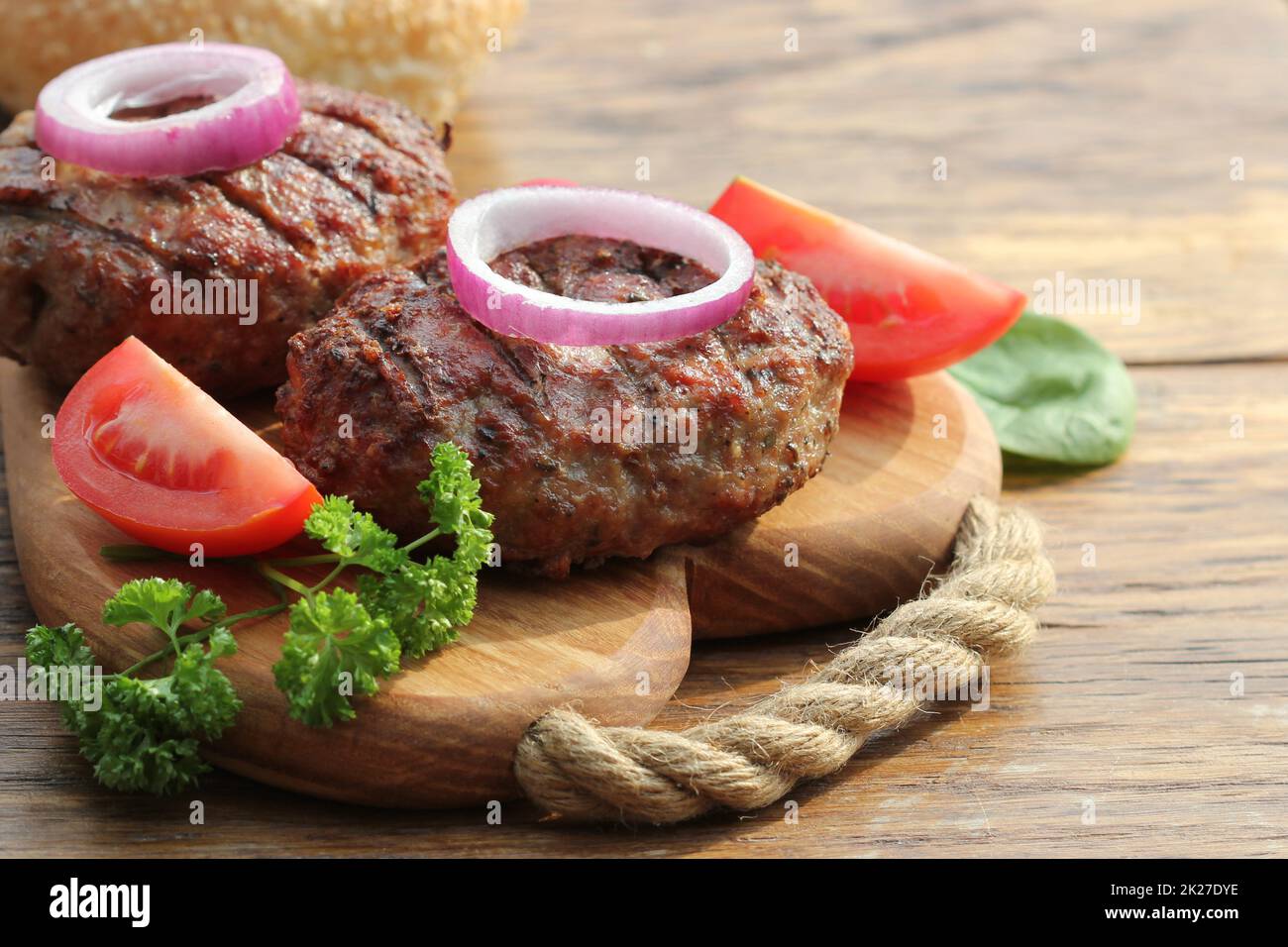 In casa hamburger di manzo con cipolla sul tagliere Foto Stock