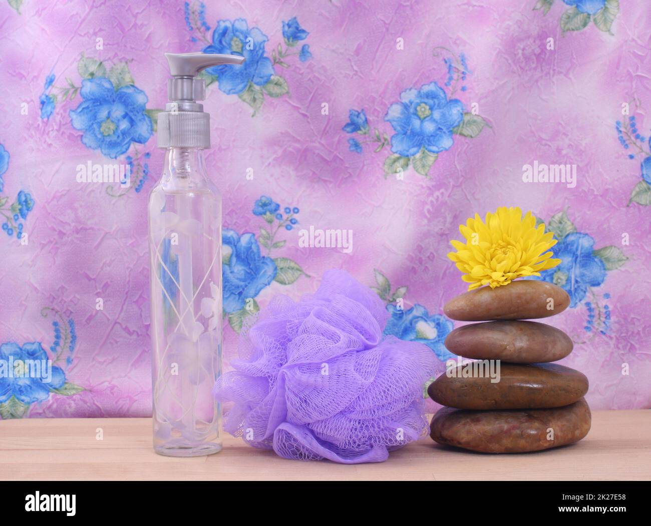 Pietre di sapone e massaggio con conchiglie di mare su sfondo floreale rosa Foto Stock