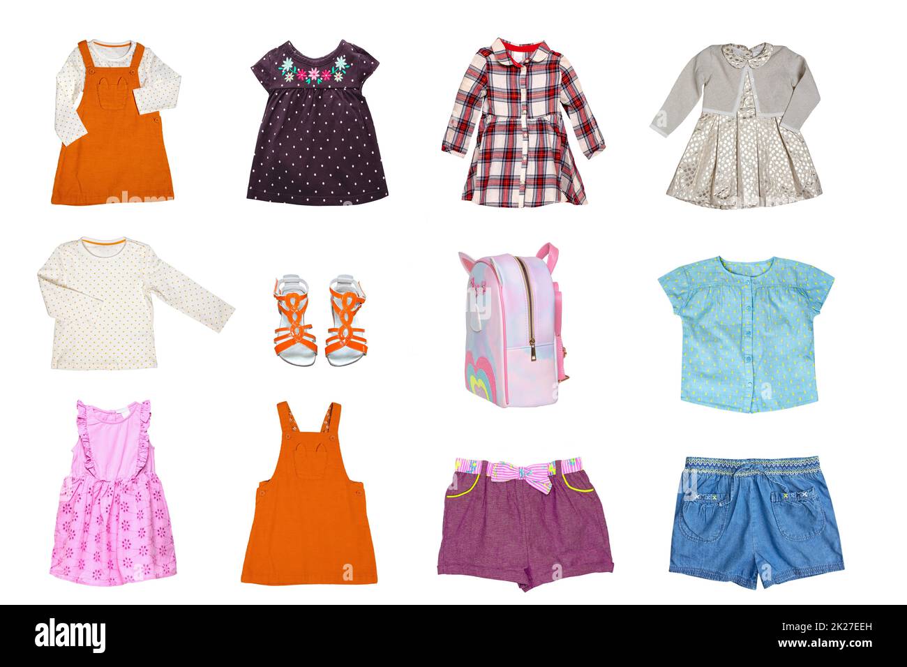 Collage Set di vestiti estivi di bambine isolato su uno sfondo bianco. La collezione di molti abiti alla moda, jeans shorts, scarpe, camicie e una borsa. Moda primaverile e autunnale per bambini. Foto Stock